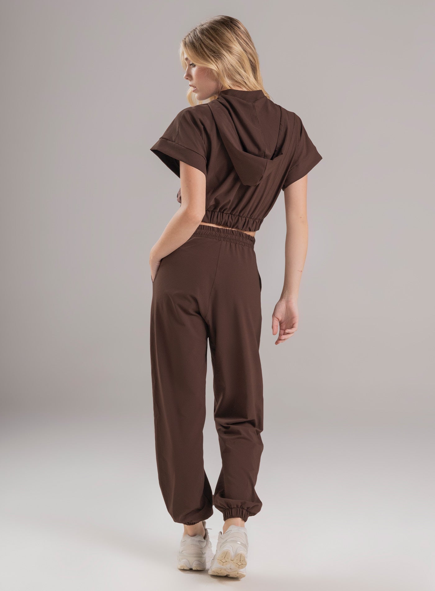 PANTALÓN DEPORTIVO EN TELA SEMI IMPERMEABLE